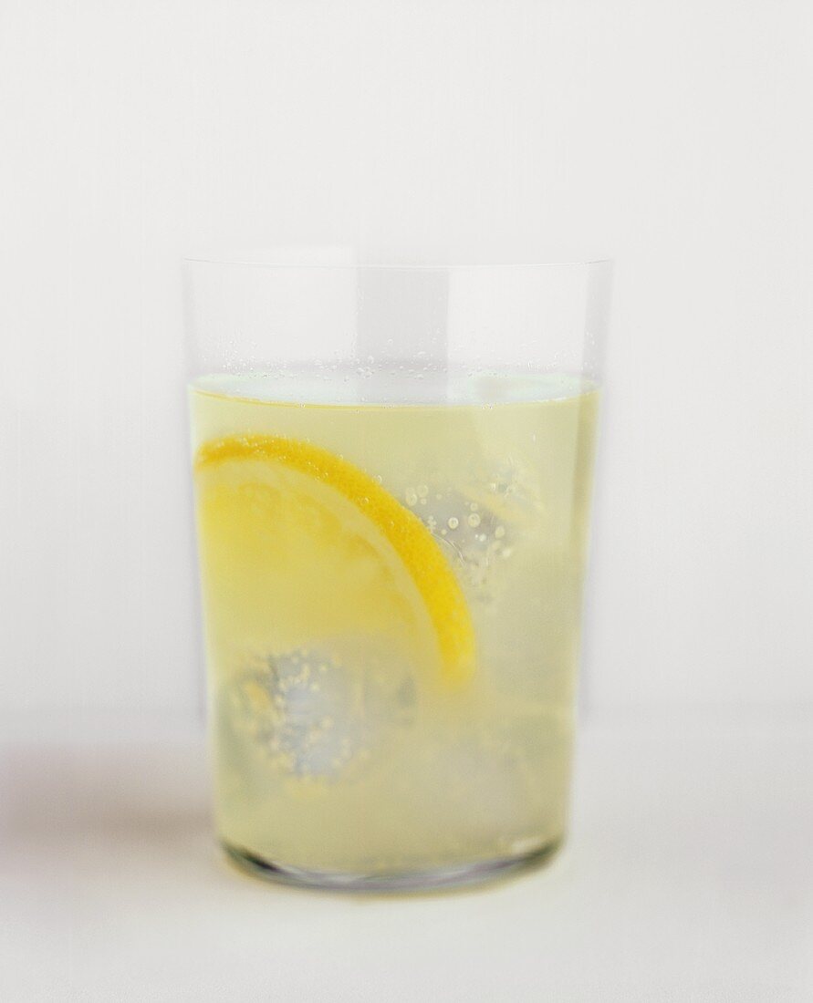 Glas Limonade mit Zitronenscheibe
