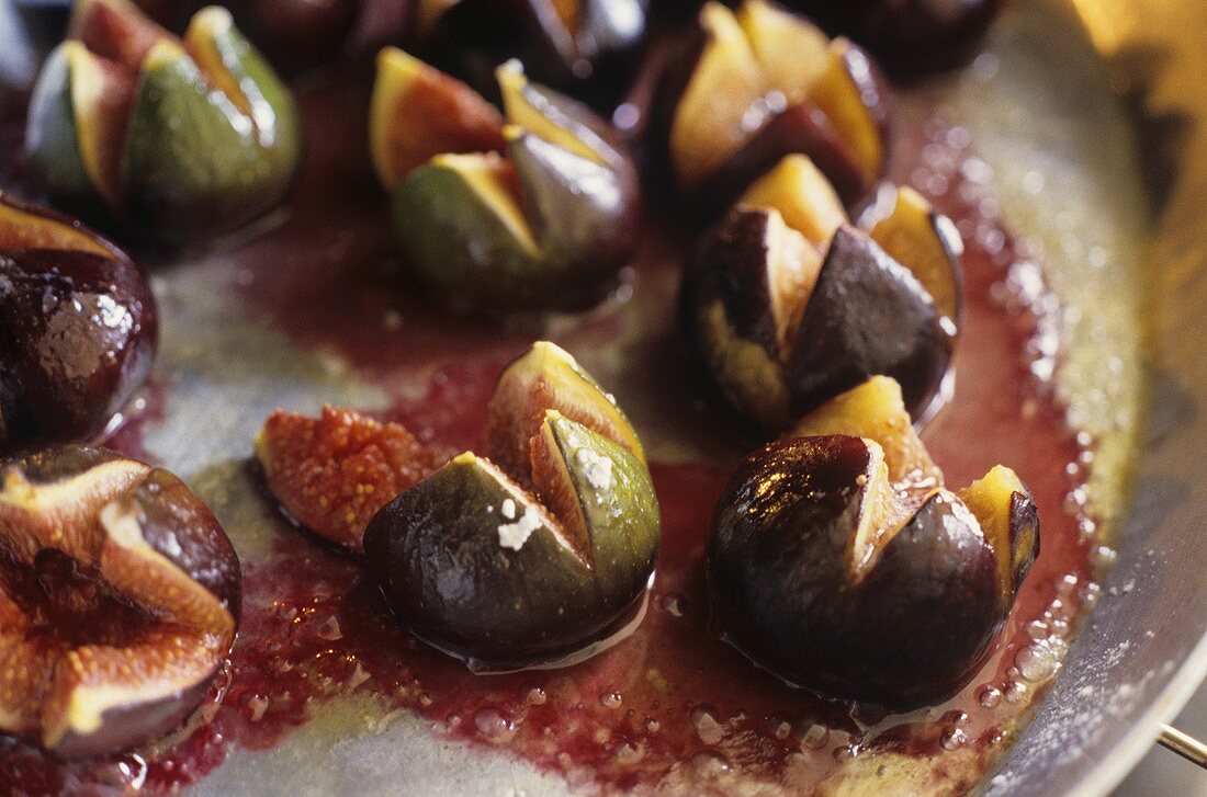 Frying figs in frying pan