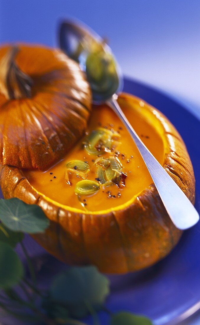 Kürbis-Tomaten-Suppe mit Lauch in ausgehöhltem Kürbis