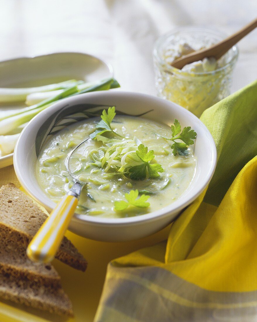 Lauchsuppe mit Frischkäse und Petersilie; Vollkornbrot