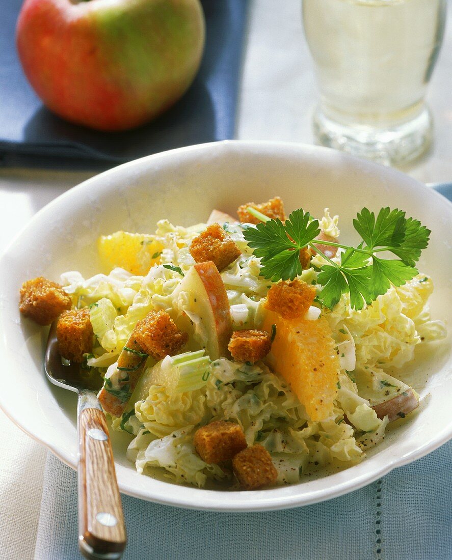 Sellerie-Chinakohl-Salat mit Orange, Apfel und Croûtons