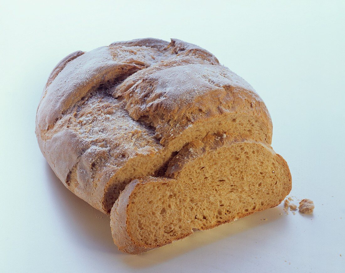 Landbrot mit abgeschnittener Brotscheibe