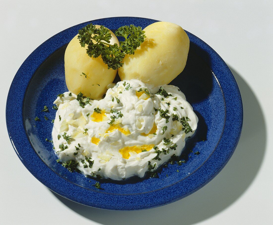 Boiled potatoes and parsley quark with linseed oil