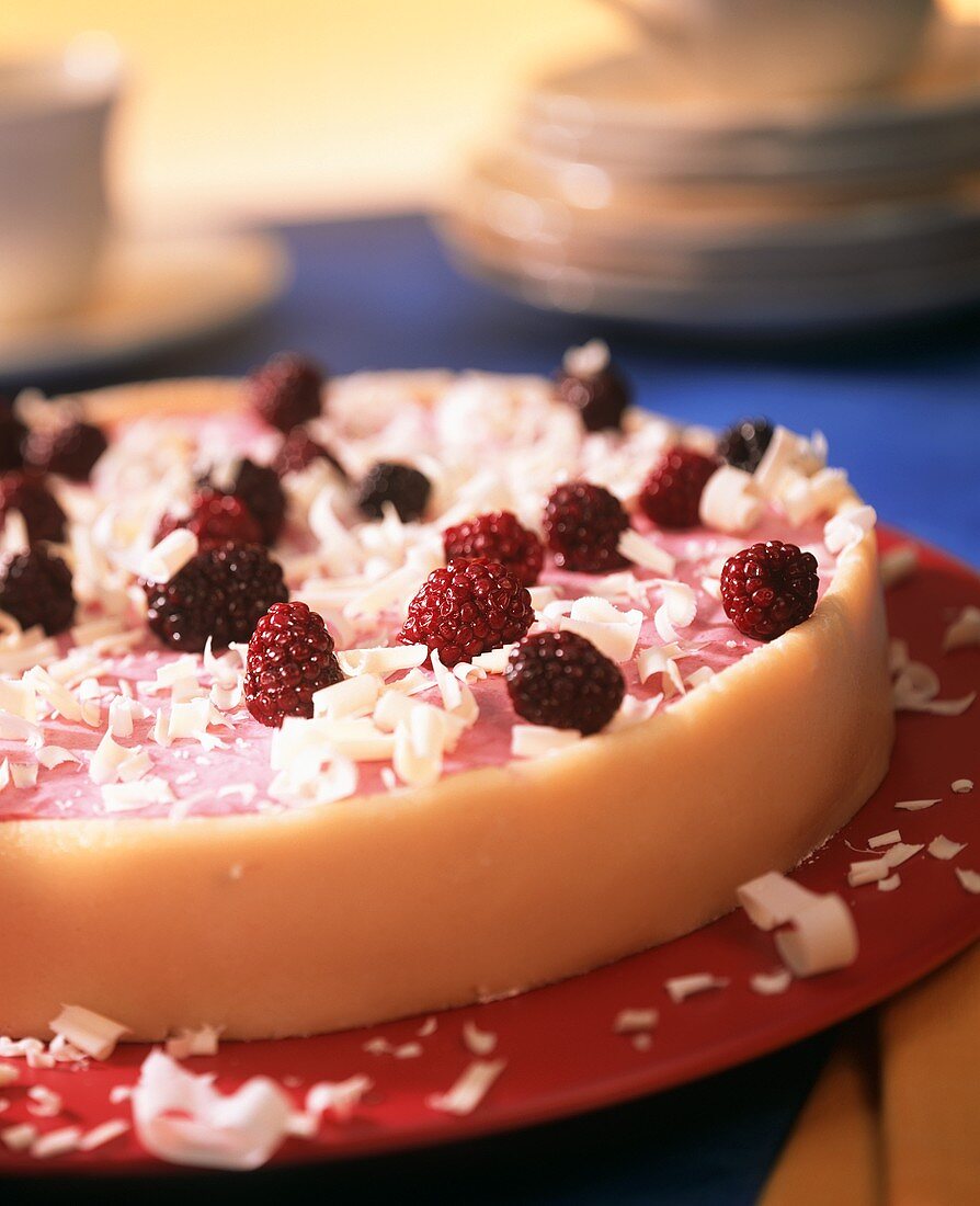 Brombeer-Joghurt-Torte mit weissen Schokoladenraspeln