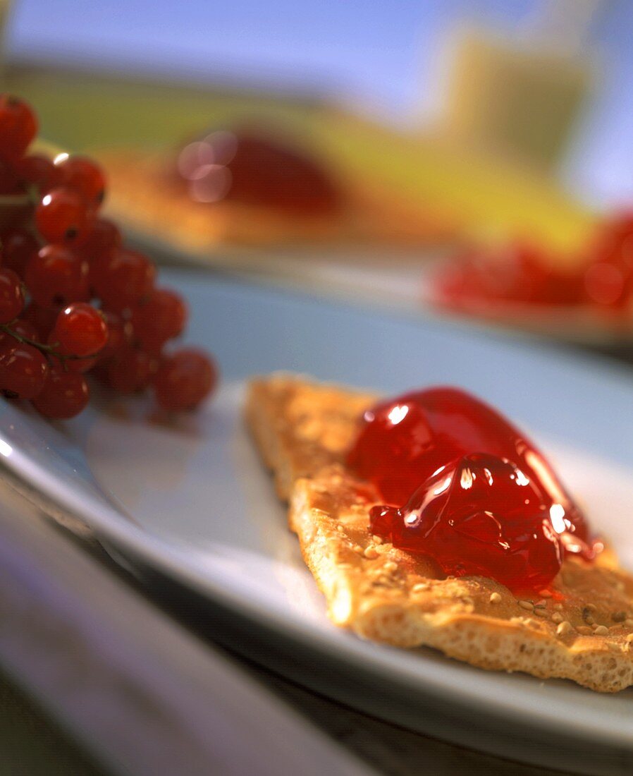 Crispbread with cassis jelly