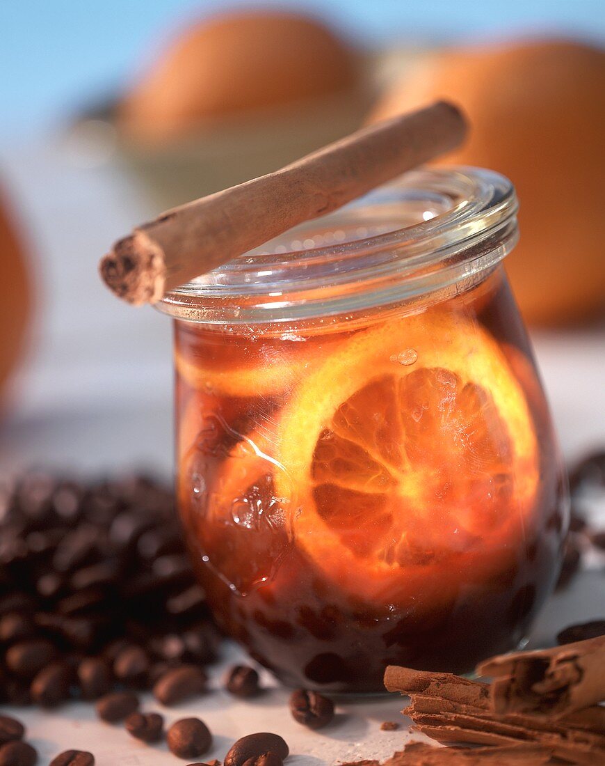 Kaffeegelee mit Orangenscheiben im Marmeladenglas
