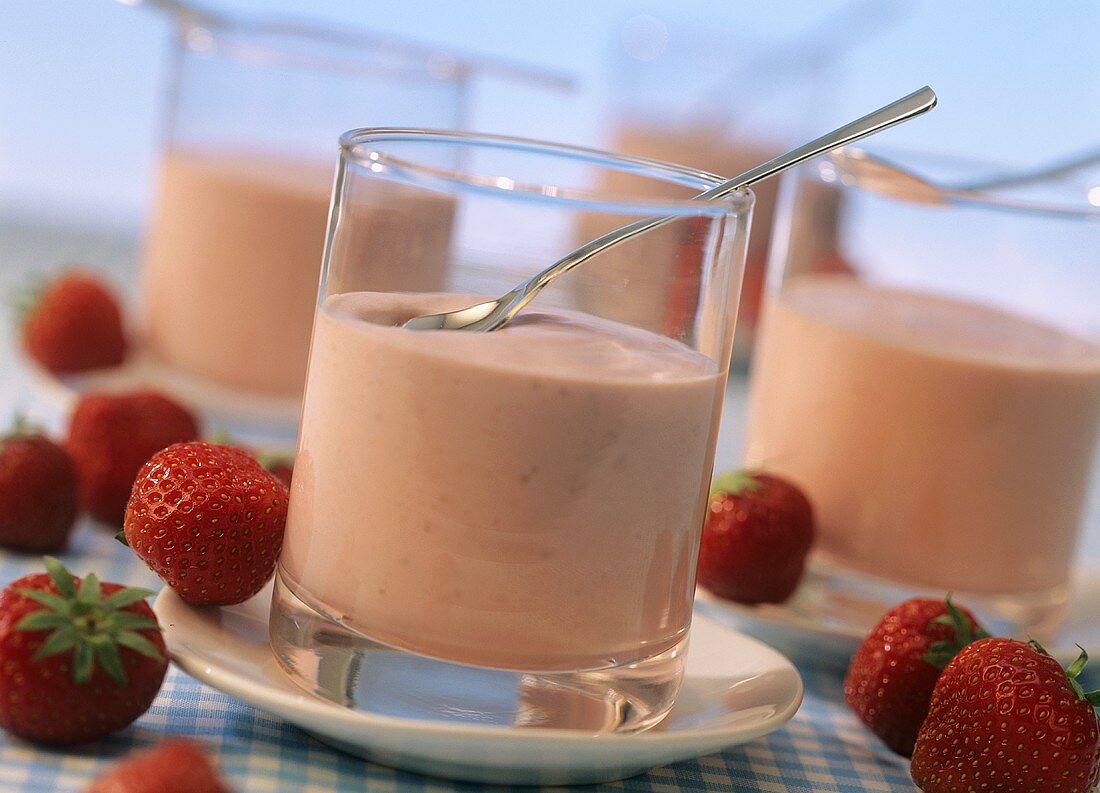 Strawberry yoghurt mousse in glasses