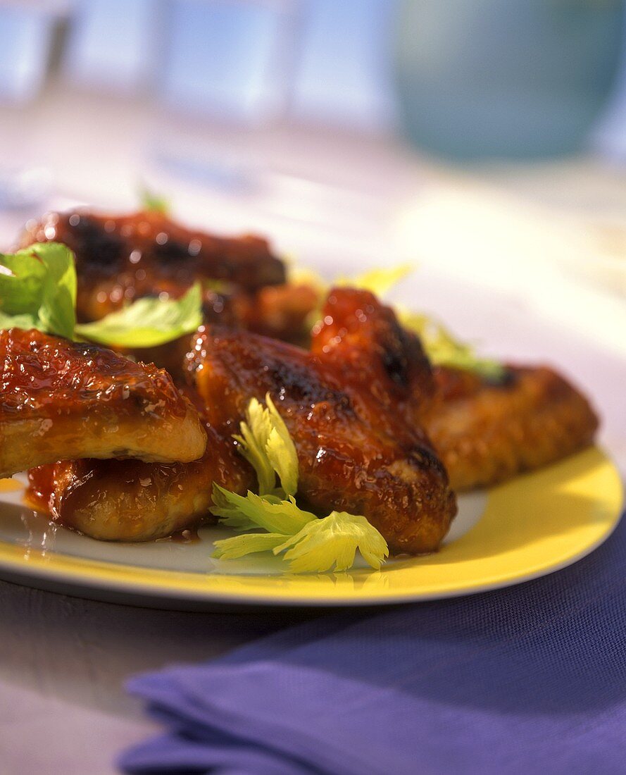 Chickenwings mit Staudensellerieblättchen