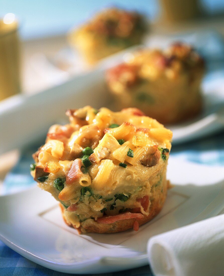Noodle muffins with peas and ham