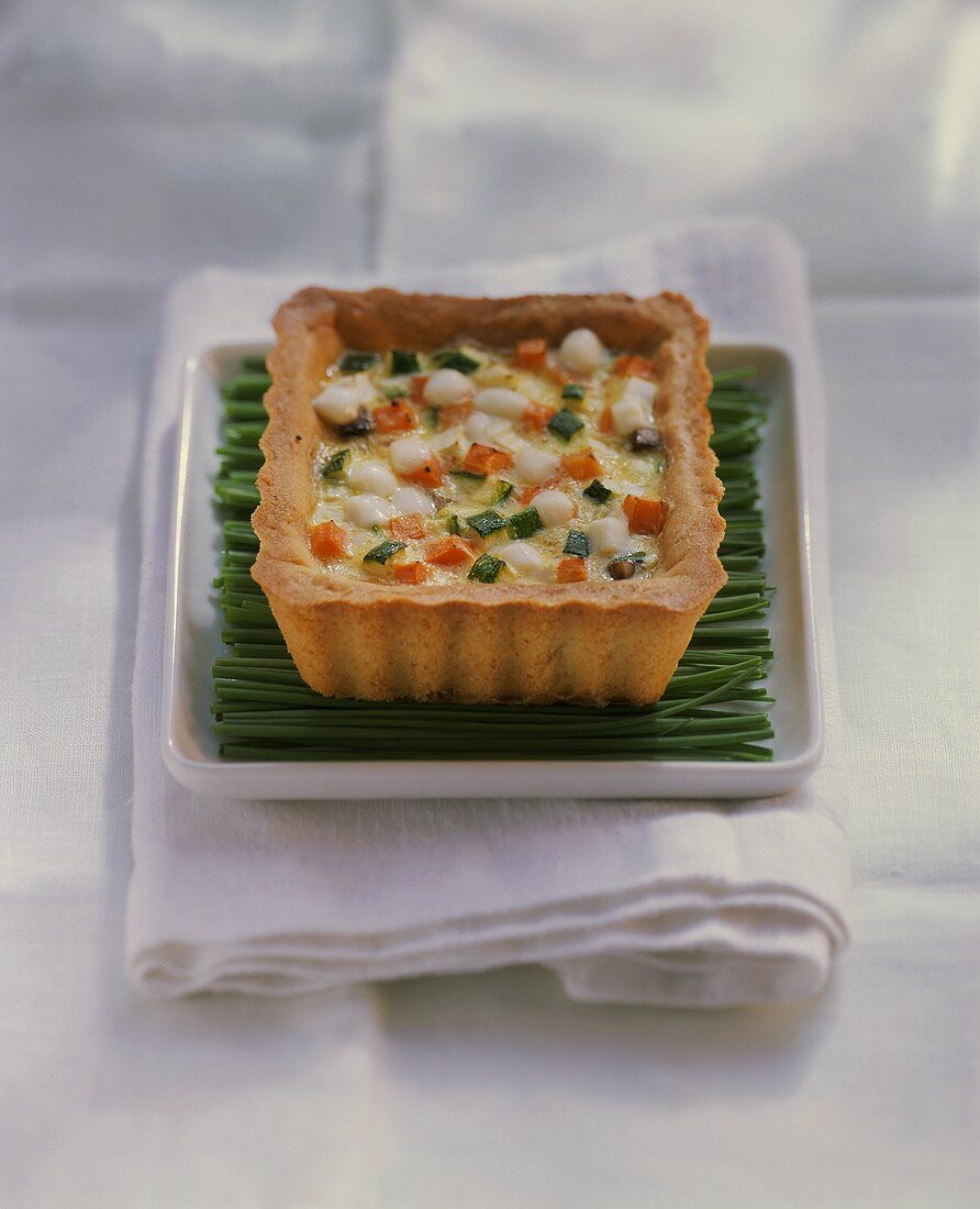 Small vegetable quiche with mozzarella on chives
