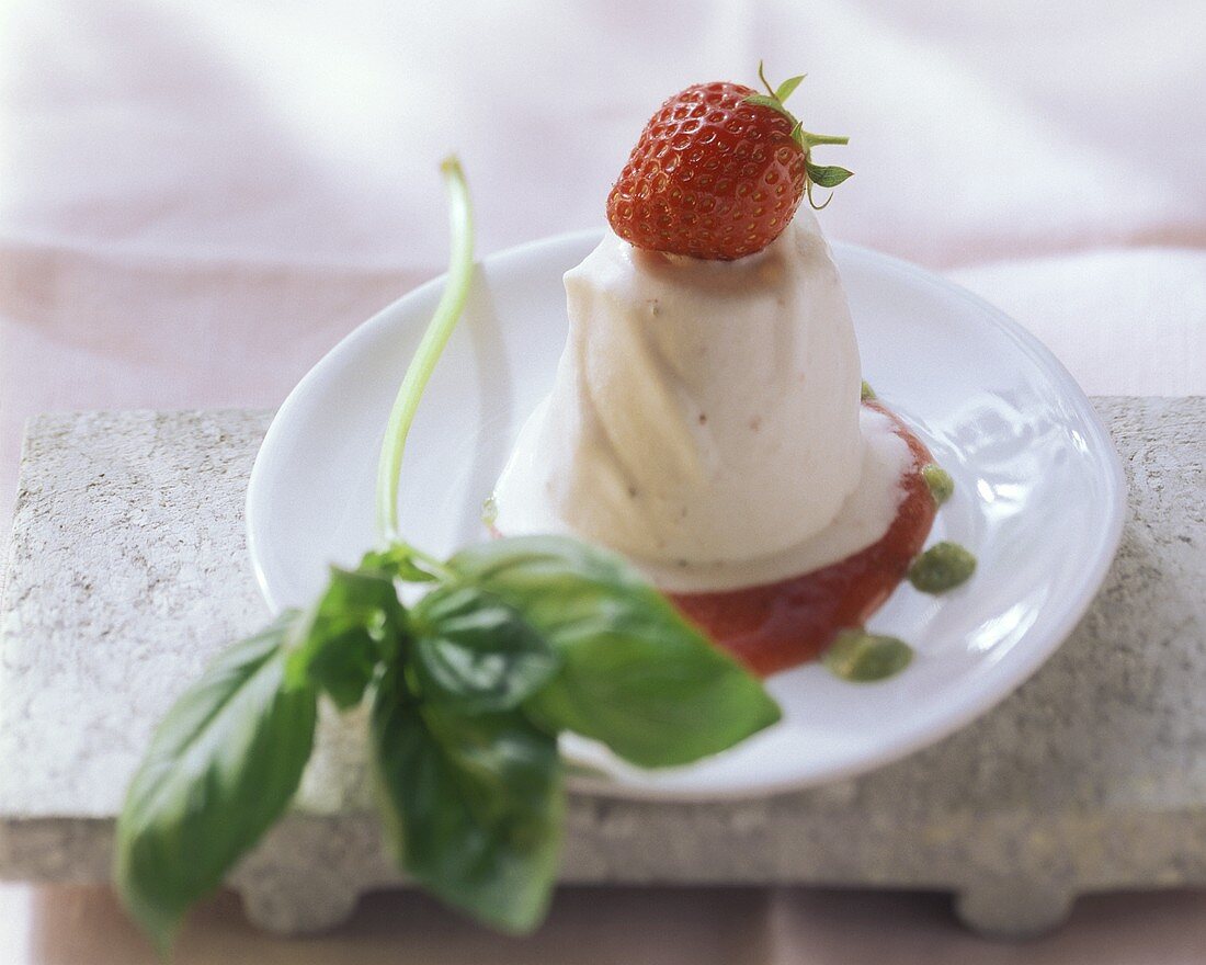 Erdbeerparfait mit süssem Pesto, Erdbeere und Basilikum