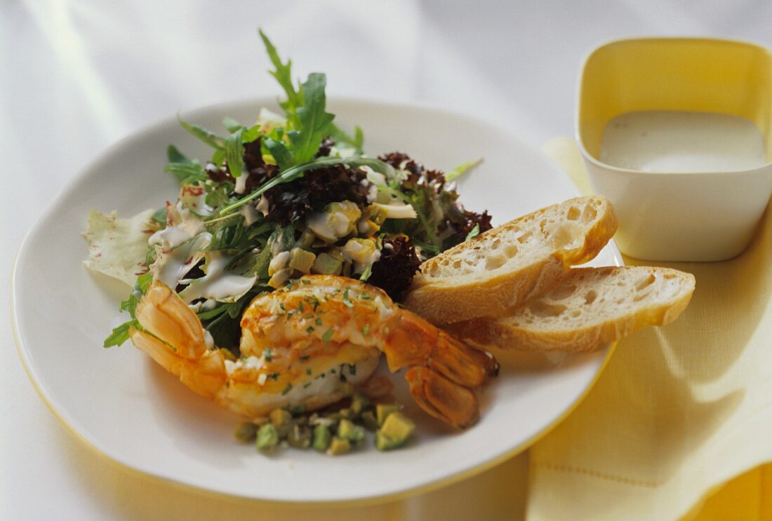 Summer salad with scampi, avocado and baguette