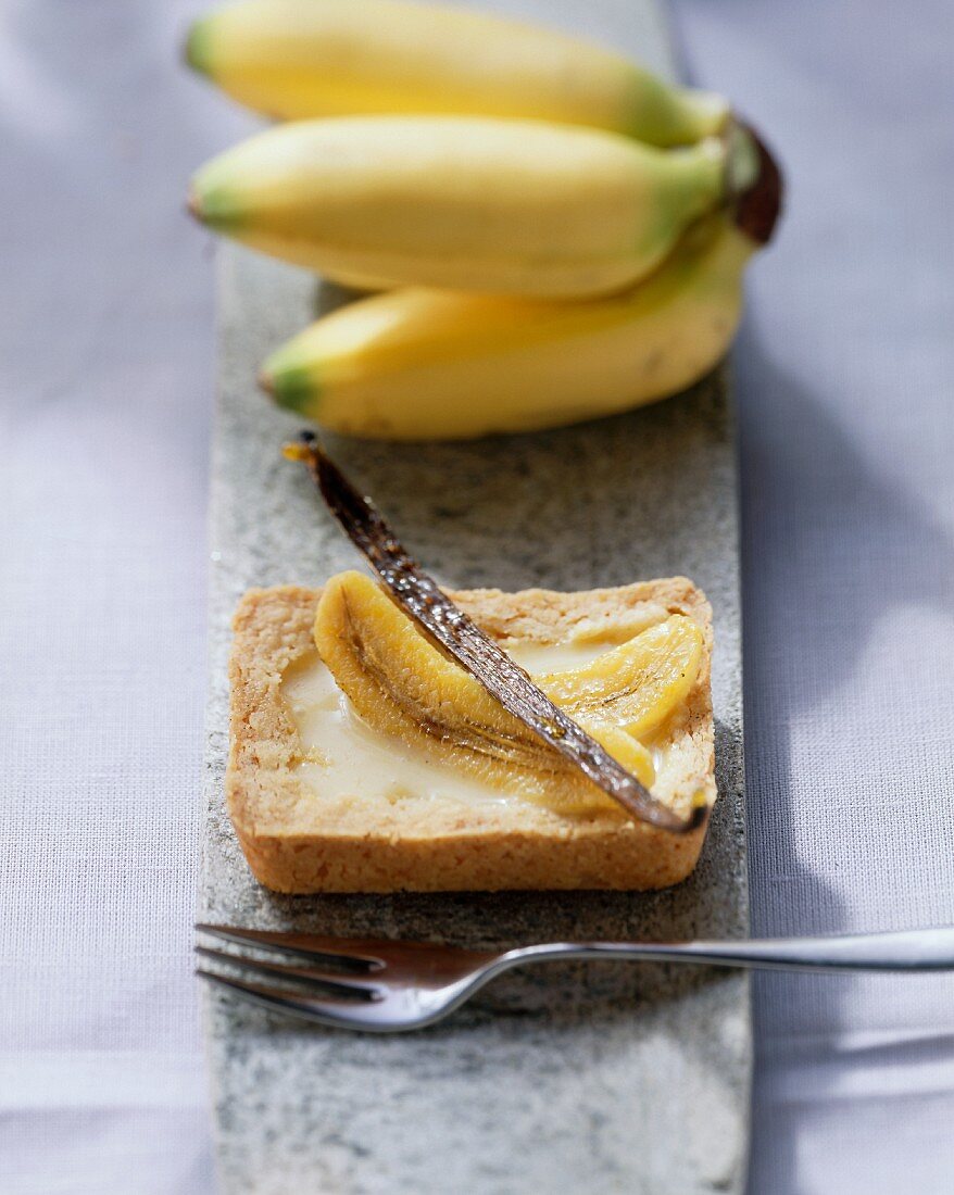 Banana and maracuya tartlet with vanilla pod