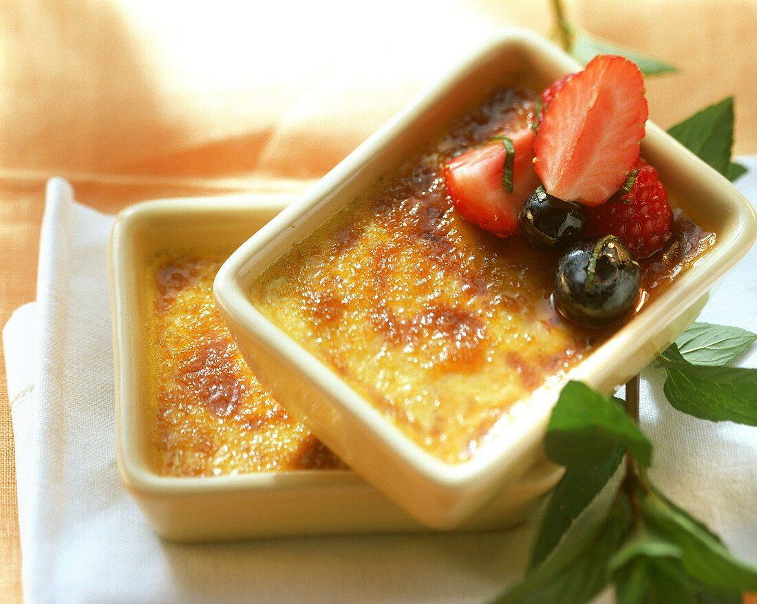 Crème brulee with berries and peppermint