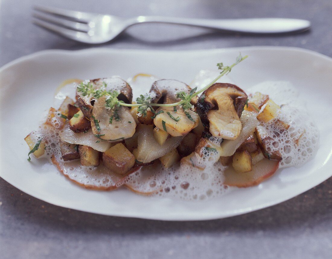 Pan-cooked potato dish with ceps and pears