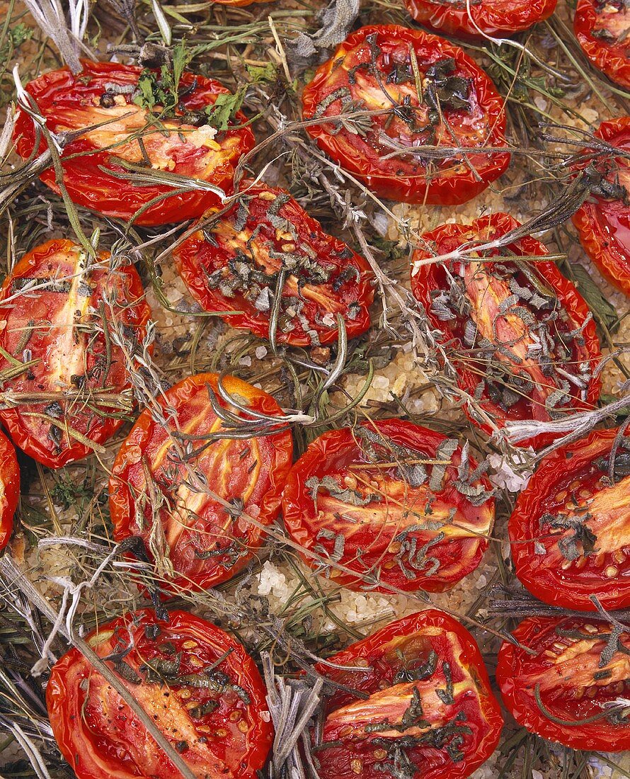 Pomodori secchi alle erbe (Geröstete Tomaten mit Kräutern)