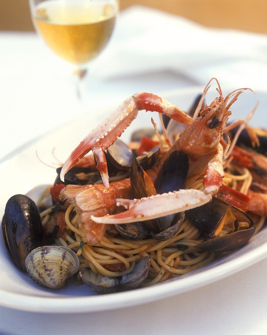 Spaghetti ai frutti di mare (Spaghetti mit Meeresfrüchten)