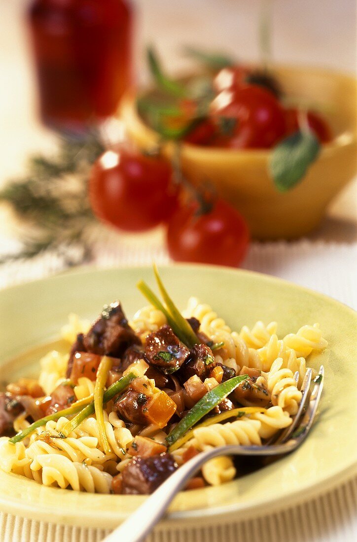 Fusilli al ragù d'agnello (Nudeln mit Lamm-Gemüse-Ragout)