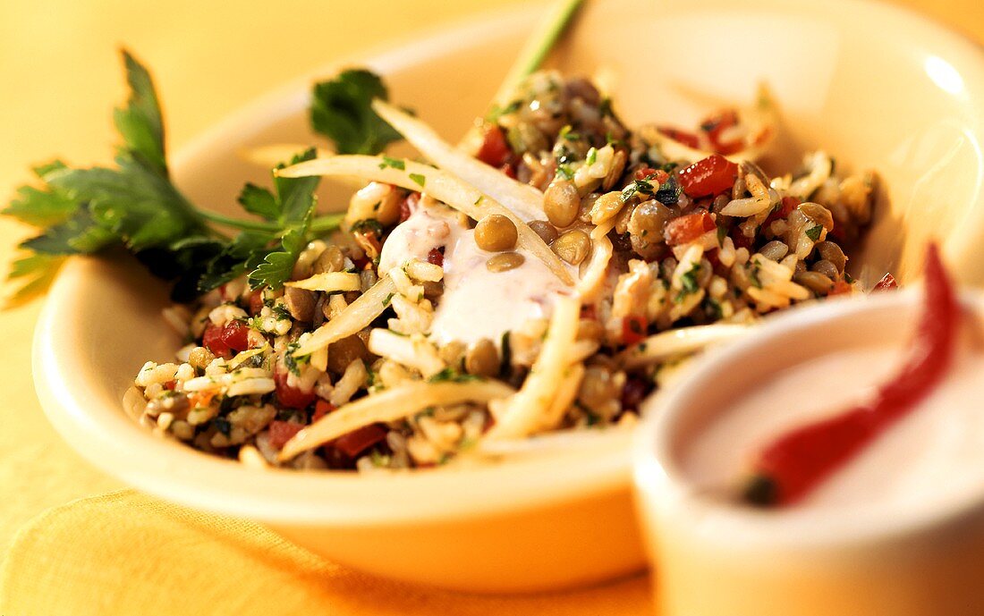 Scharfer Linsen-Reis-Salat mit Chilischoten