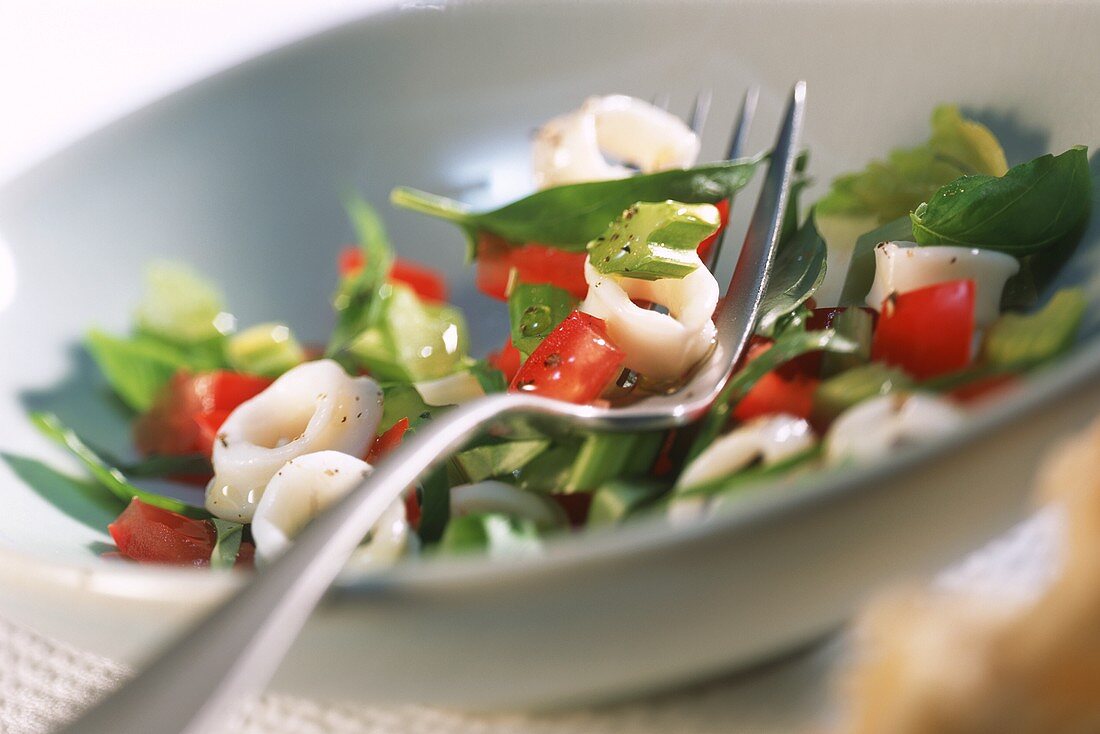 Tintenfischsalat mit Tomaten und Sellerie