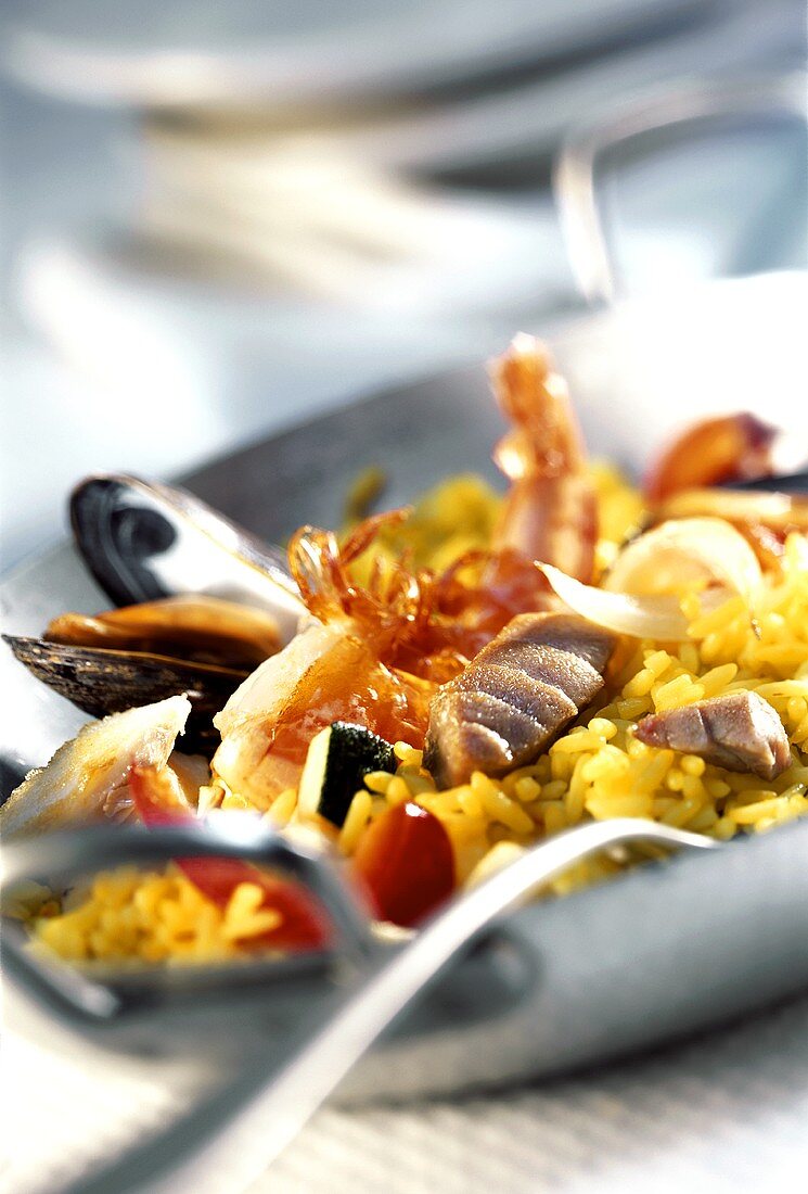 Fisch-Paella mit Muscheln und Garnelen