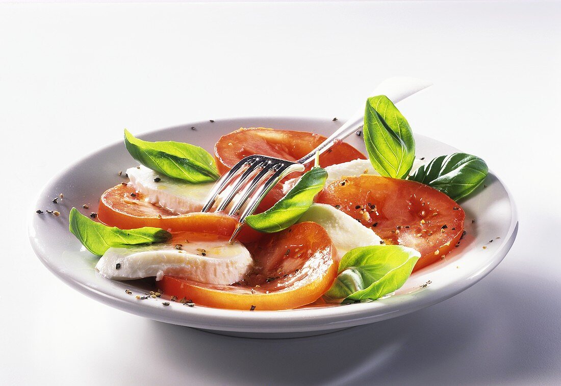 Insalata caprese (Mozzarella mit Tomaten & Basilikum)