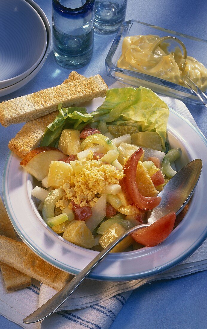 Gemüse-Fruchtsalat mit Mayonnaise (aus Skandinavien)