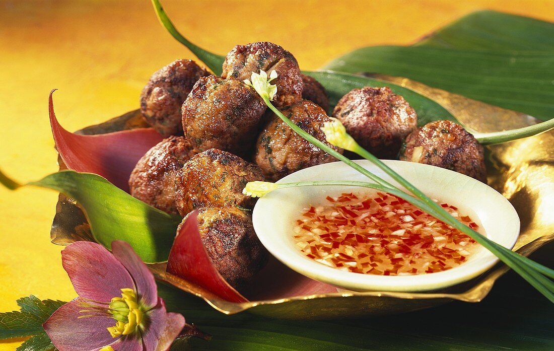 Thailändische Fleischbällchen mit scharfer Chilisauce