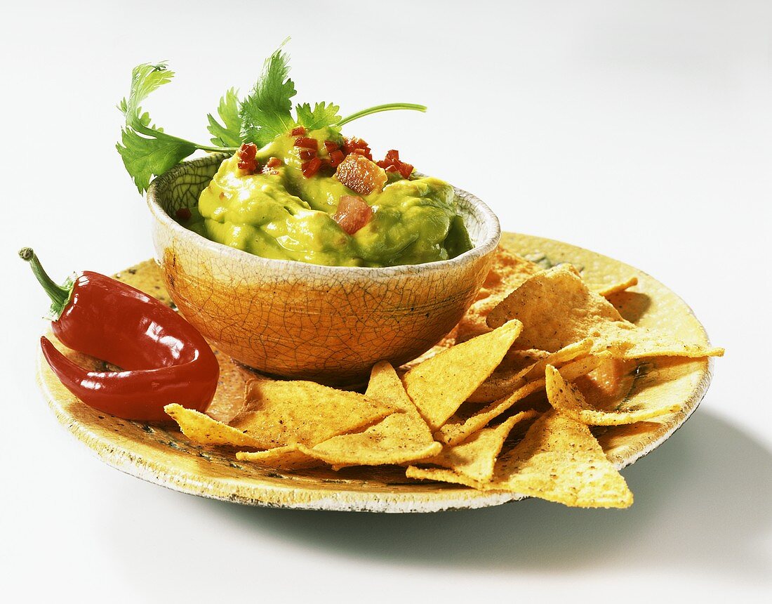 Guacamole mit Chilischote und Tacochips (aus Mexiko)