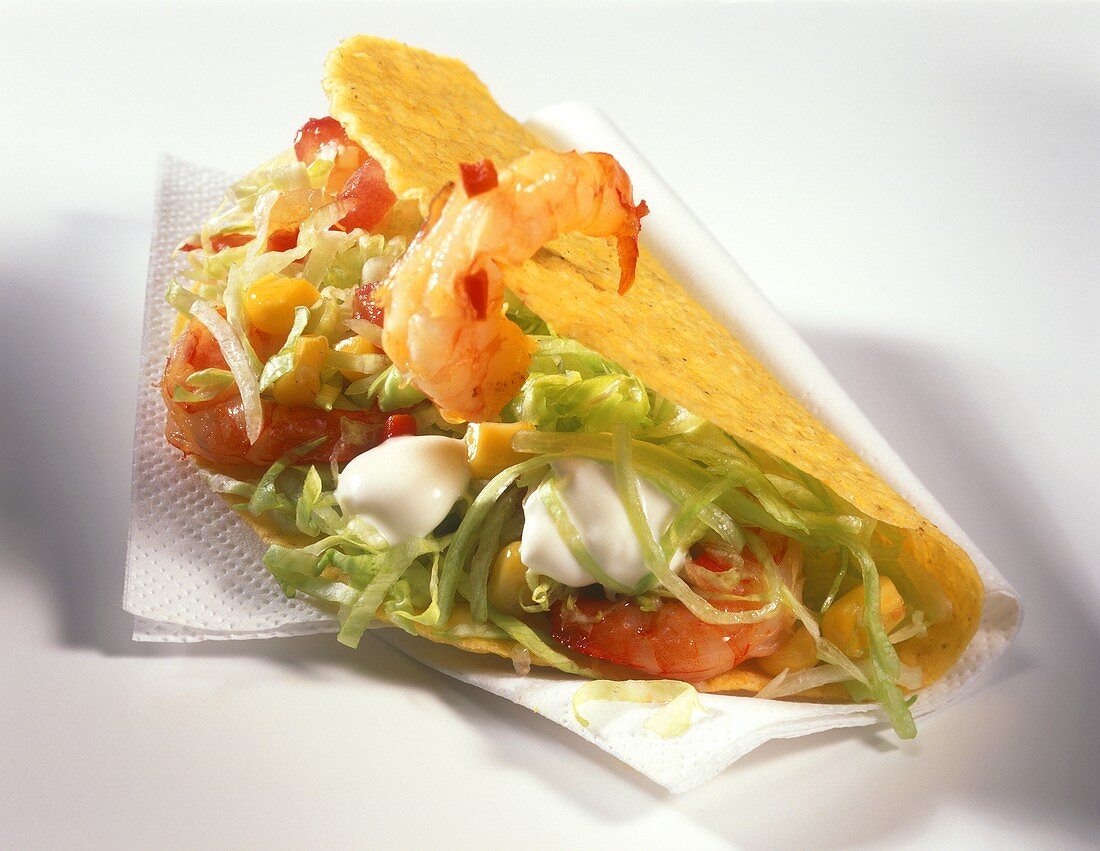 Taco mit Shrimpssalat auf Papierserviette