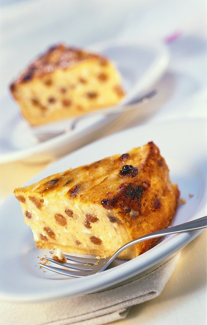 Apfel-Käsekuchen-Stücke mit Rosinen