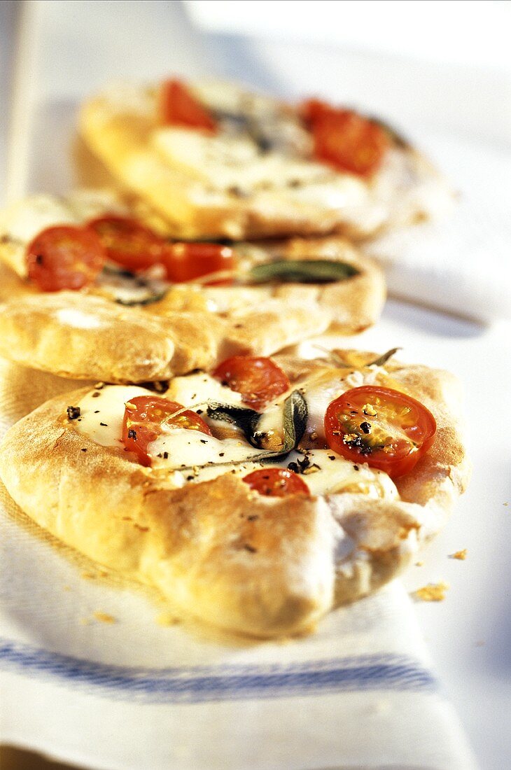 Focaccia piccante (Focaccia with mozzarella, tomatoes, sage)