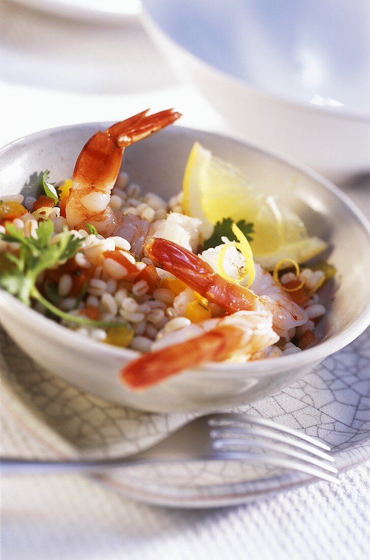 Shrimps with pepper and barley and lemon slice