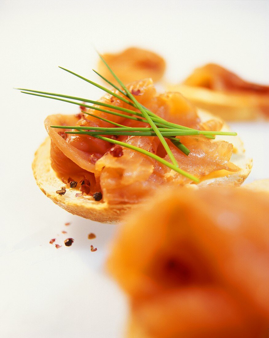 Lachsbrötchen mit Schnittlauch und rosa Pfeffer