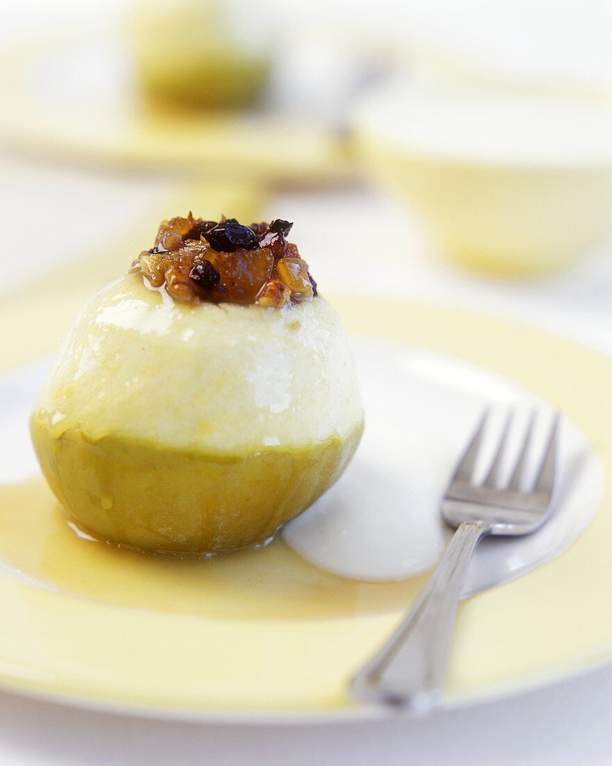 Baked apple with raisins and cream