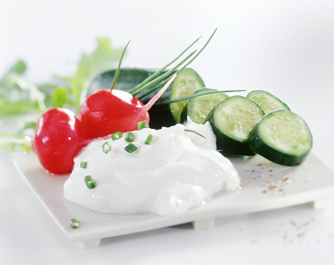 Quark with chives, radishes and cucumber