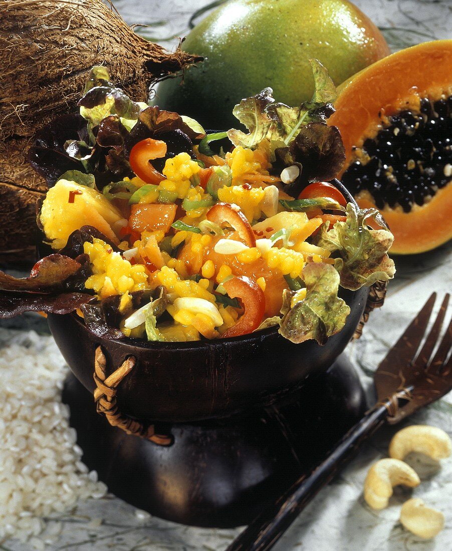 Exotischer Reissalat mit Kokos, Gemüse und Früchten