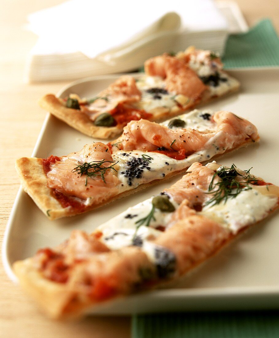 Pizza salmone e caviale (Pizza slices with salmon & caviar)