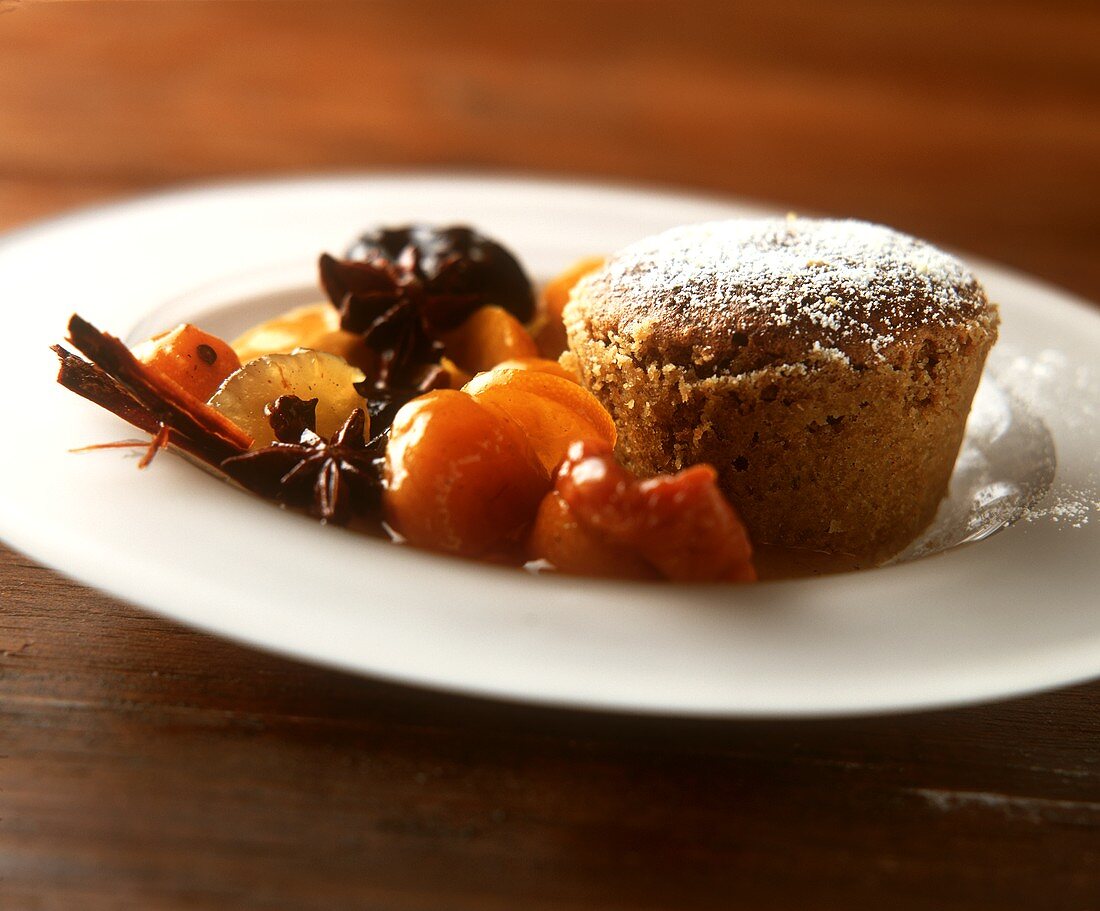 Honigkuchen-Pudding mit Gewürz-Kompott