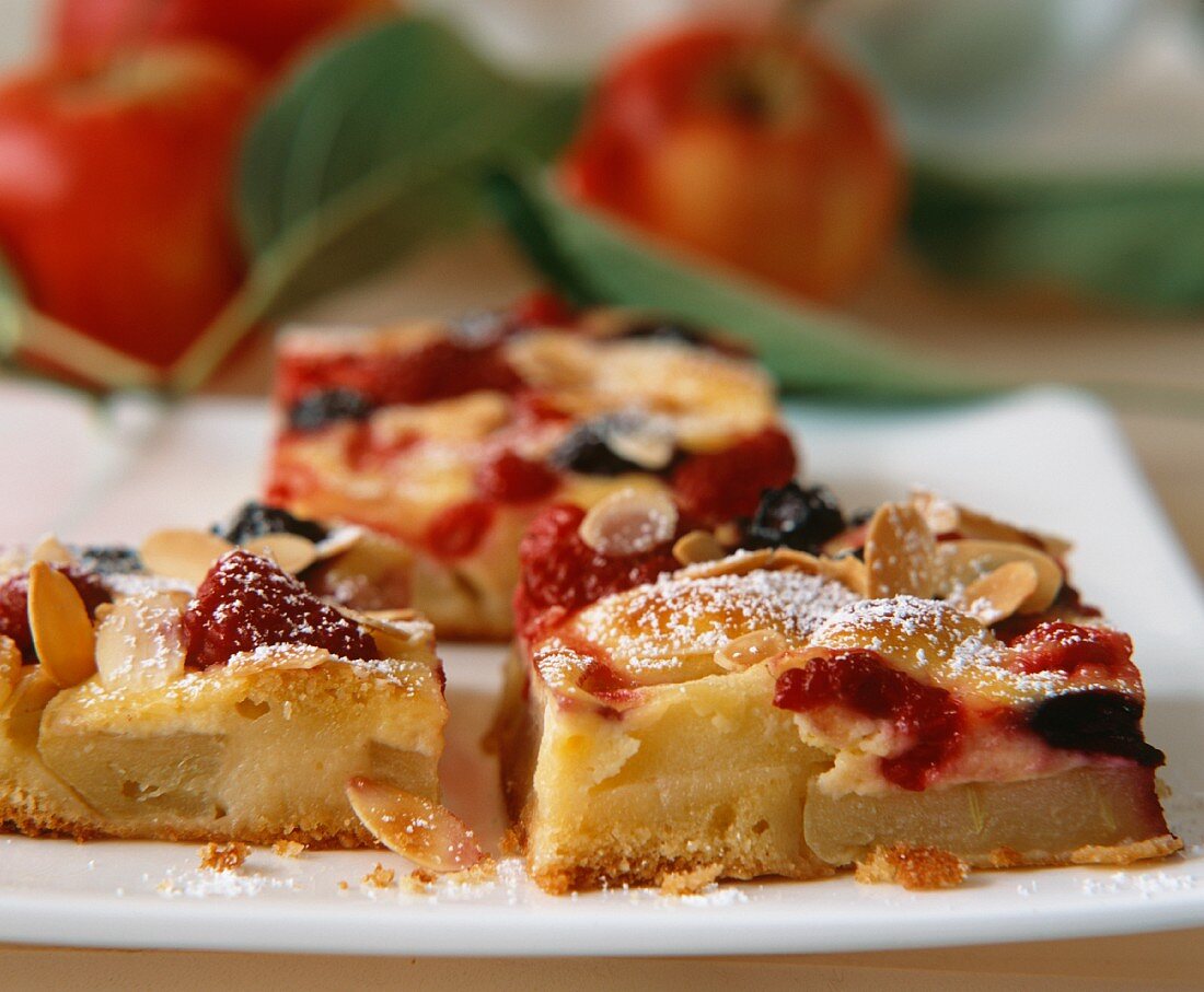 Apfel-Beeren-Kuchen mit Marzipan-Schmand-Guss