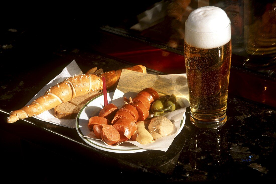 Würstchen mit Bier an einem Würstelstand in Wien