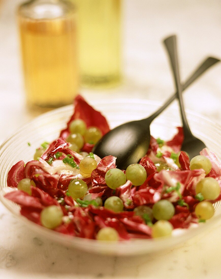 Radicchio salad with green grapes