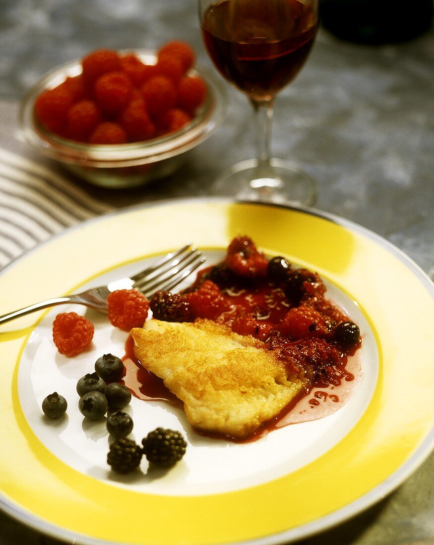 Gebratenes Kabeljaufilet mit Portwein-Beeren-Sauce