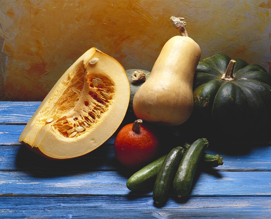 Verschiedene Kürbissorten und Zucchini