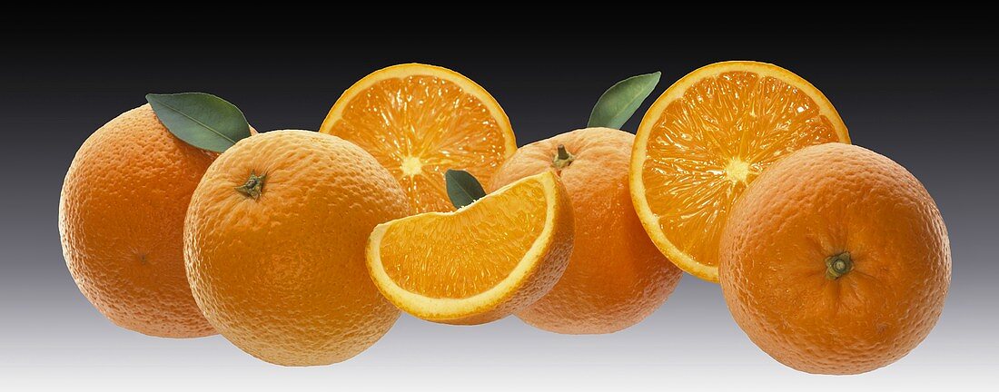 Orangen, Orangenhälften und Orangenschnitz