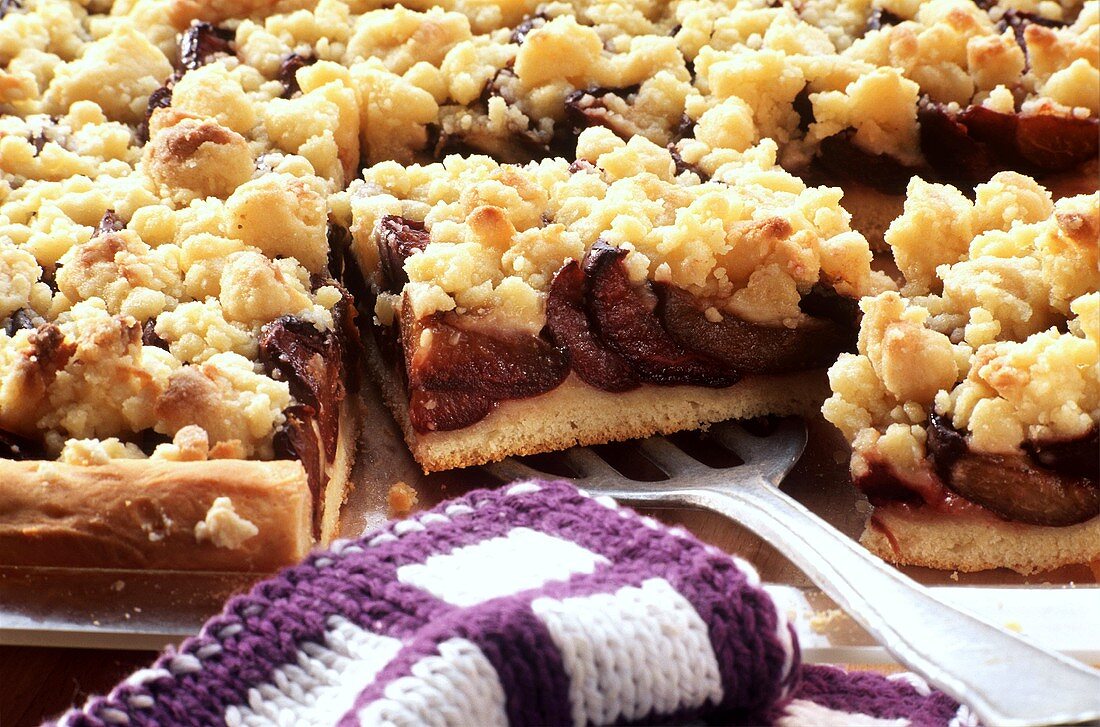 Plum cake with crumble