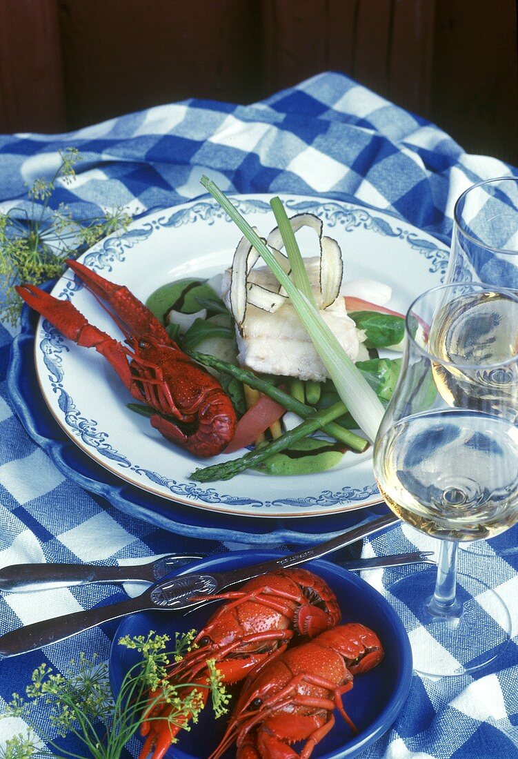 Schwedische Fischplatte mit Gemüse; Weißwein