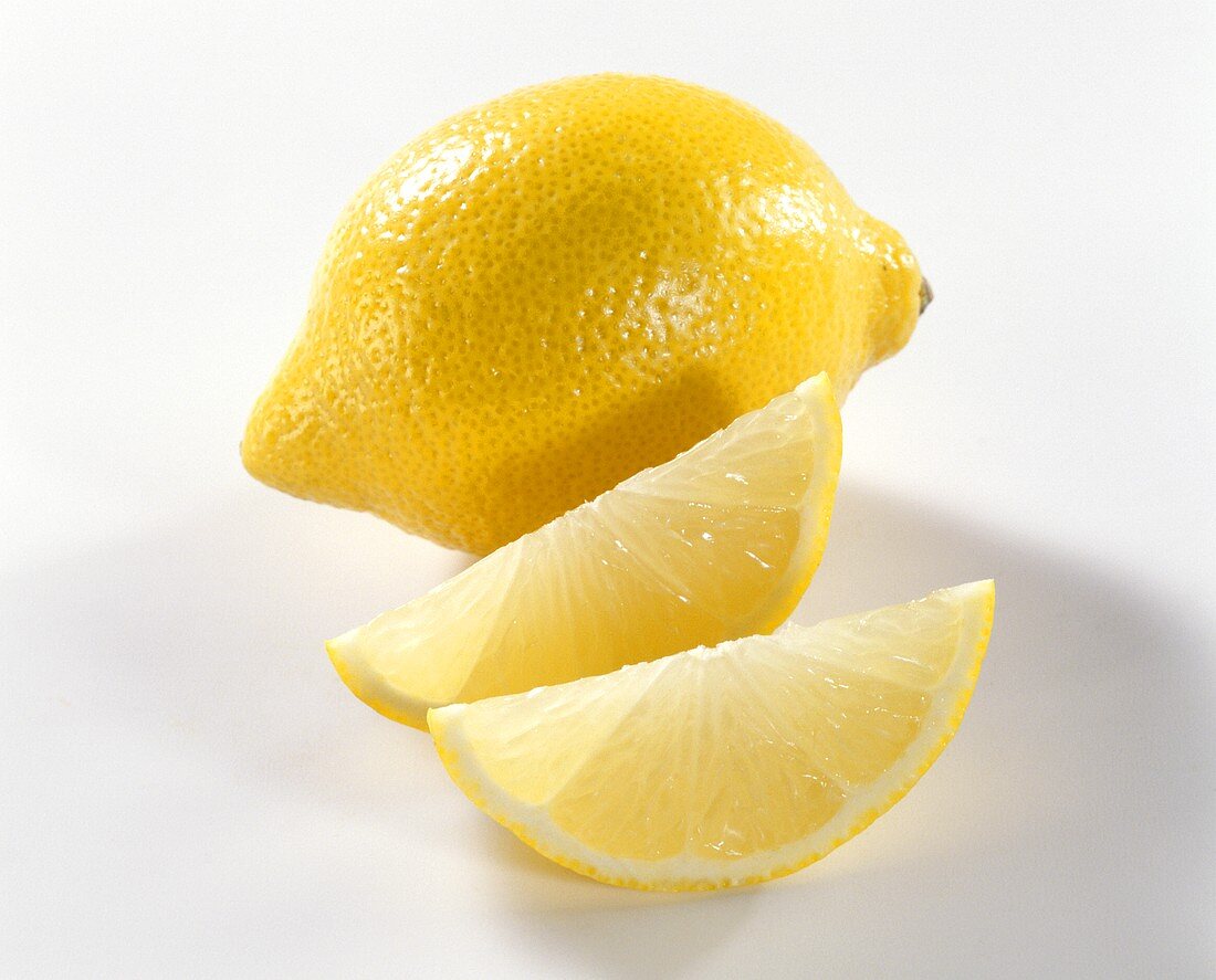 Zitrone und zwei Zitronenschnitze