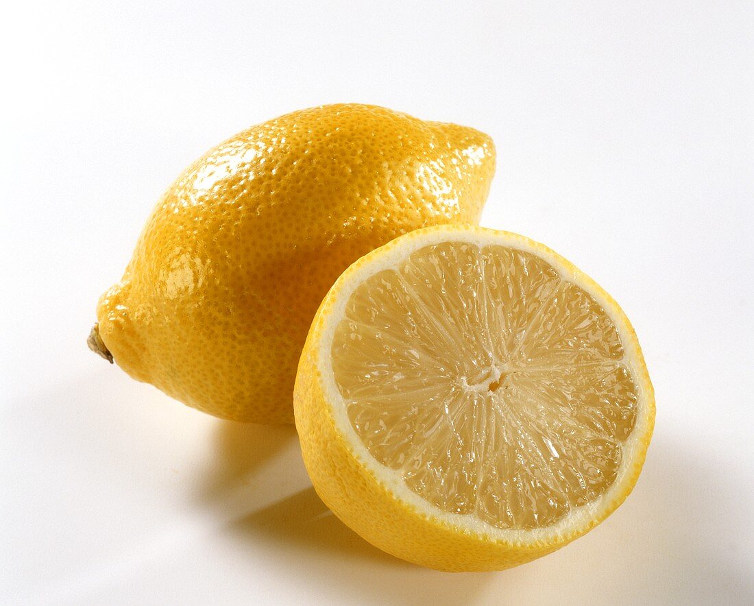 Zitrone und Zitronenhälfte
