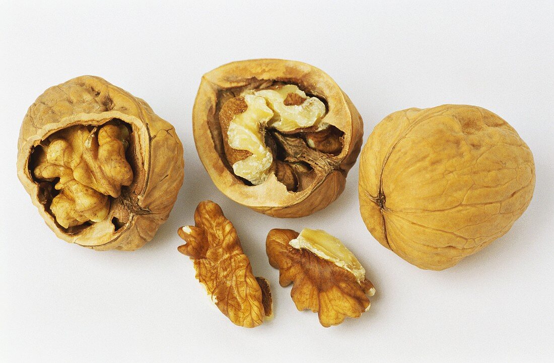 Walnuts and walnut kernels